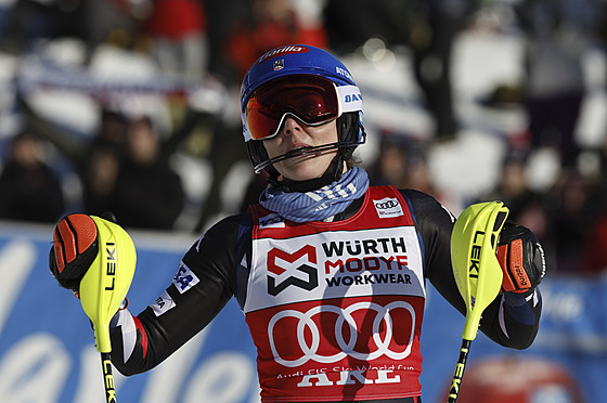 Americká lyaka Mikaela Shiffrinová neme v cíli slalomu Svtového poháru v...