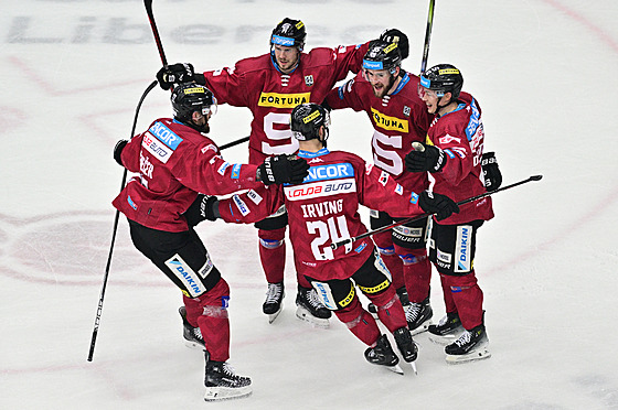 Hokejisté Sparty slaví pátý gól v zápase s Libercem.