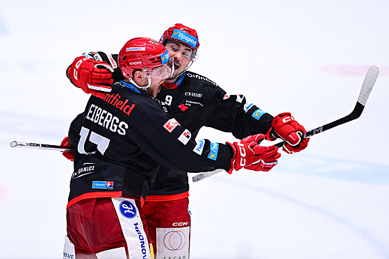 Hradetí hokejisté Ralfs Freibergs a Martin Plánk se radují z vedoucího gólu...