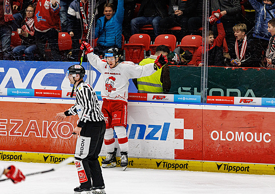 Adam Rutar z Olomouce se raduje ze vst�elené branky.