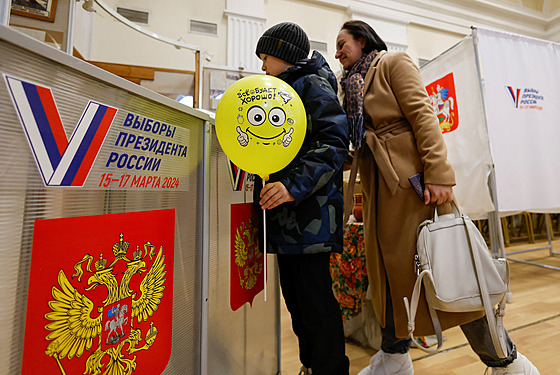 Lidé hlasují v ruských prezidentských volbách ve mst Vidnoje v Moskevské...