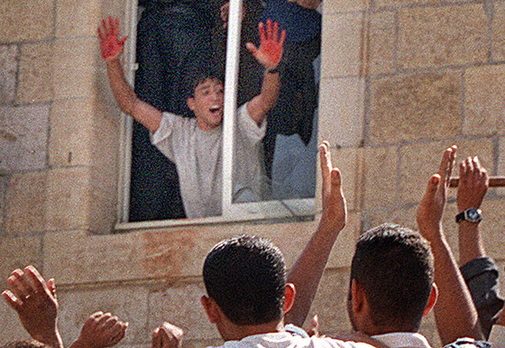 Palestinský mladík Aziz Salha po zabití dvou izraelských voják hrd ukazuje...