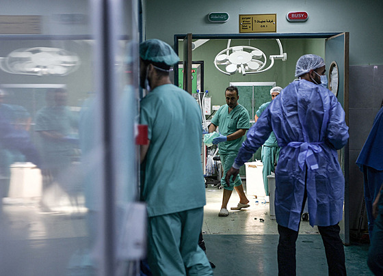 Zdravotníci pracují v Násirov nemocnici v Chán Júnisu v Gaze. (11. prosince...