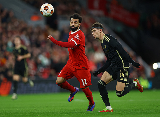 Liverpoolský útoník Mohamed Salah (vlevo) stíhaný Veljkem Birmaneviem ze...