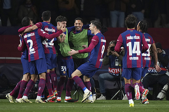 Barcelontí fotbalisté se radují ze tetího gólu proti Neapoli, který jim...