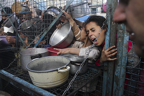 Palestintí uprchlíci ekají na jídlo v uprchlickém táboe v Pásmu Gazy. (18....