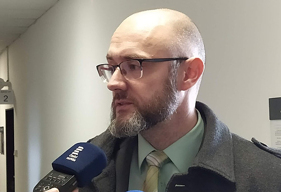 Milo� Studenovský na chodb� ústeckého okresního soudu. (15. b�ezna 2024)