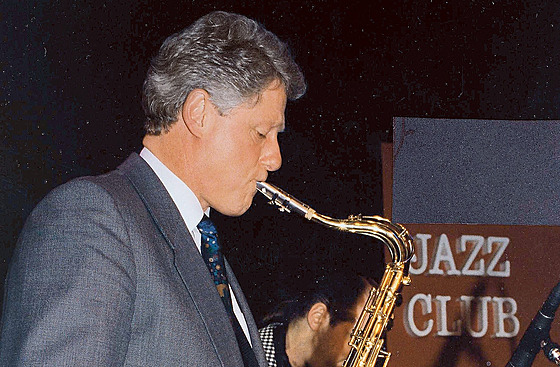 Bill Clinton v Redut zahrál na saxofon, který dostal darem od tehdejího...
