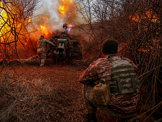 Ukrajintí vojáci stílí z houfnice D-30 na ruské pozice u Chersonu. (12....