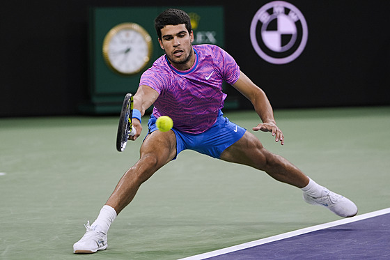 �pan�l Carlos Alcaraz se natahuje po balonku b�hem semifinále turnaje v Indian...