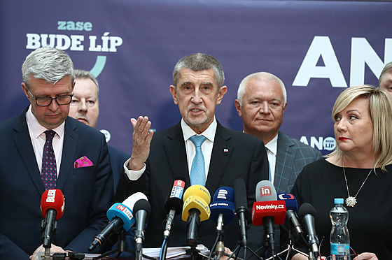 Andrej Babi� a dal�í poslanci ANO na mimo�ádné tiskové konferenci opozi�ního...