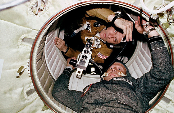 Astronaut Thomas P. Stafford a kosmonaut Alexej Leonov p�i misi Sojuz � Apollo