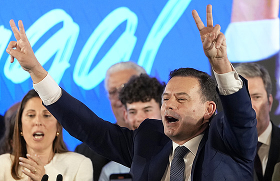 Luis Montenegro, vdce stedopravicové Demokratické aliance, se raduje se svými...