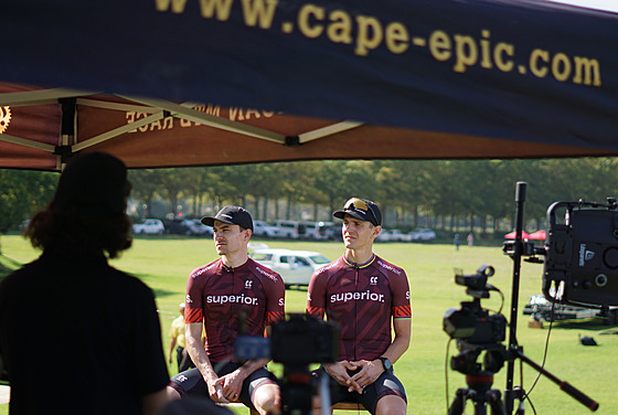 Filip Adel (vlevo) a Jaroslav Kulhavý ped startem závodu Cape Epic.
