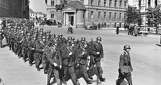 Znojmem pochodovaly u v íjnu 1938 jednotky pluku horské divize.