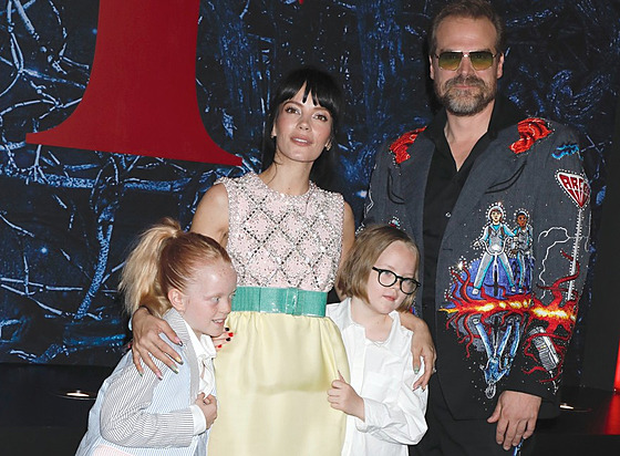Lily Allen s dcerami a manelem Davidem Harbourem (2022)