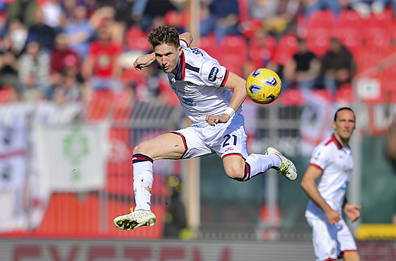 eský fotbalista Jakub Jankto z Cagliari ve výskoku pro mí v utkání proti...