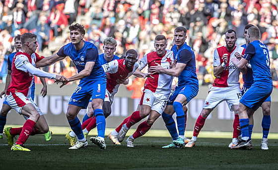 Hrái Liberce a Slávie ekají na rozehrání standardní situace.