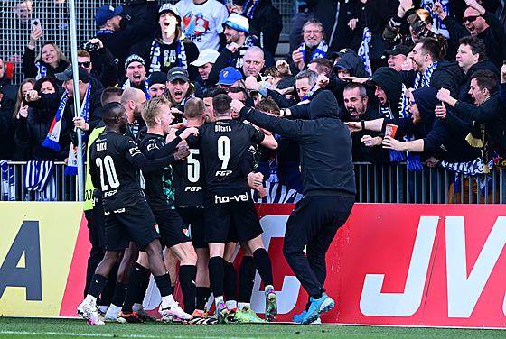 Fotbalisté Baníku Ostrava oslavují gól v síti Pardubic.