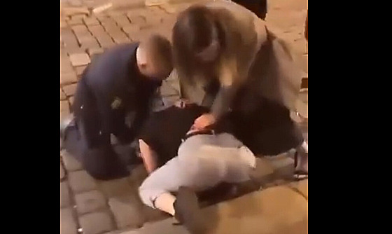 Opilého policistu, který ped barem v Praze na Smíchov napadl nkolik dívek,...