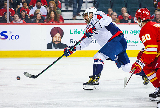 Alex Ove�kin z Washington Capitals st�ílí na bránu Calgary Flames.