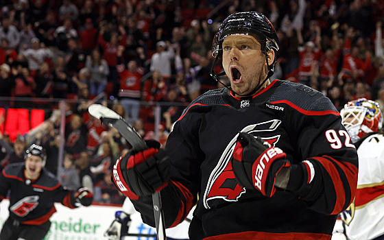 Jevgenij Kuzncov z Caroliny slaví gól.