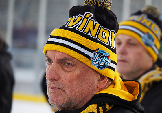 Litvínovský kou� Vladimír Kýhos sleduje své sv��ence b�hem tréninku v...