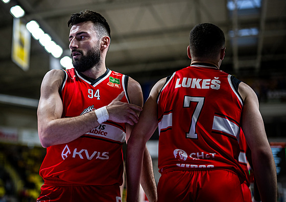 Petr �afar�ík (vlevo) a Adam Luke� v dresech Pardubic