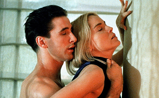 William Baldwin a Sharon Stone ve filmu Nkdo se dívá (1993)