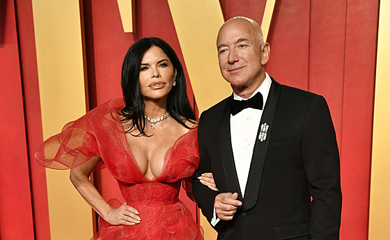 Lauren Sanchezová a Jeff Bezos na Vanity Fair Oscar party (Los Angeles, 10....