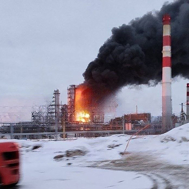 Drony zasáhly čtvrtou největší ruskou rafinerii i radnici v Belgorodu
