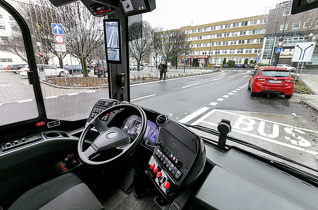 Cestující zavolali policii na opilého řidiče autobusu. Zabouchl je uvnitř a odešel