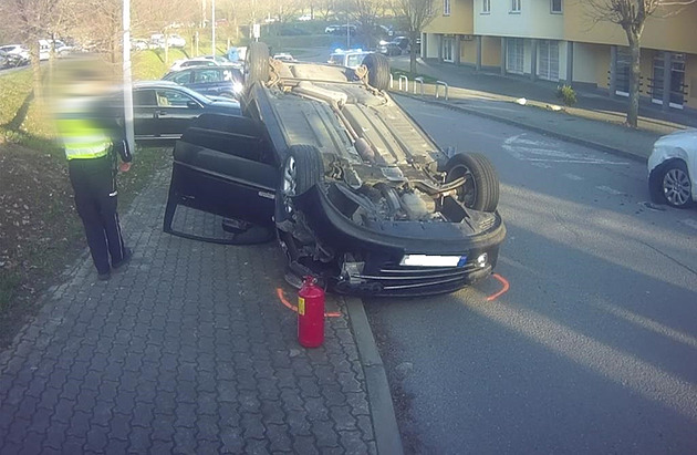 Po lahvi rumu a bez řidičáku. Šofér před strážníky otočil auto na střechu