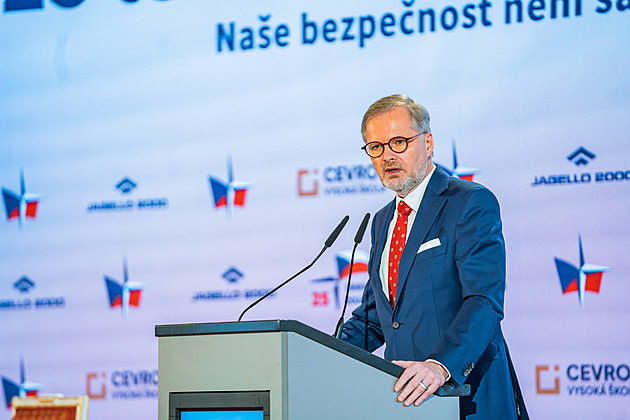 Fialova metoda. Premiér chce výběr nového eurokomisaře vysedět
