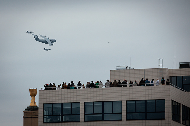 Gripeny, eurofightery a airbus letěly nad Českem na oslavu výročí vstupu do NATO