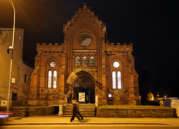 Nová synagoga patí k dominantám Velkého Meziíí. Stojí u prtahu mstem....