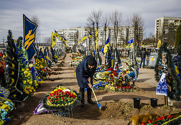 Reportéři iDNES.cz s dobrovolnicí na Ukrajině: Bez podpory zbudou jen hroby