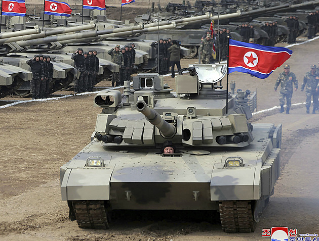 Kim se nasoukal do nového tanku a uspořádal tréninkovou bitvu