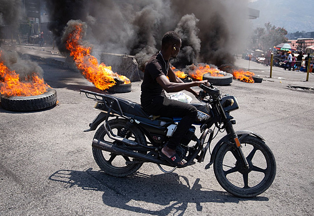 Jako z Šíleného Maxe. Proti gangům na Haiti stojí milice s mačetami