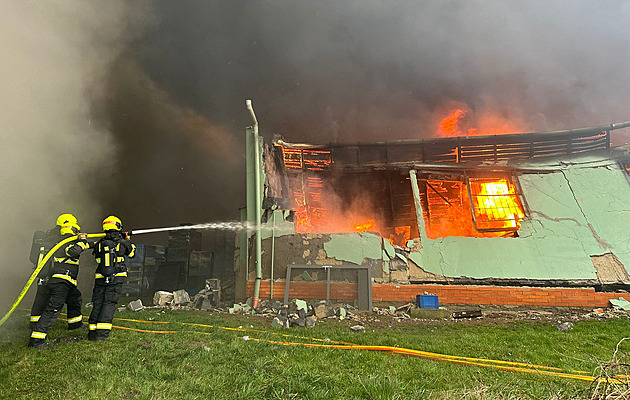 Na Novojičínsku hoří skladovací hala, hasiči vyhlásili třetí stupeň poplachu