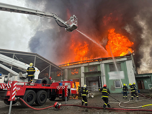 Na Novojičínsku hasiči bojovali s požárem haly s plasty, lidé neměli větrat