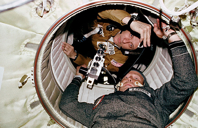 Zemřel astronaut Stafford, který si ve vesmíru „podal“ ruku s Leonovem