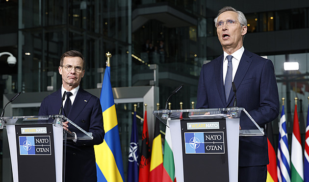 U sídla NATO vyvěsili švédskou vlajku. Přínos pro všechny, uvedl Stoltenberg