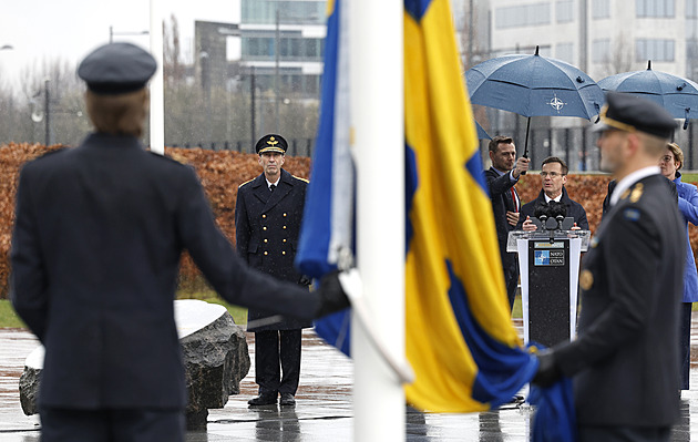 U sídla NATO vyvěsili švédskou vlajku. Přínos pro všechny, uvedl Stoltenberg