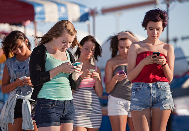 Smartphony a sociální sítě jsou žrouti času, uznávají teenageři