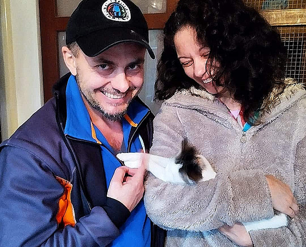 Týrané kotě s amputovaným ocasem má nový domov, Jiřinky se ujal její záchrance