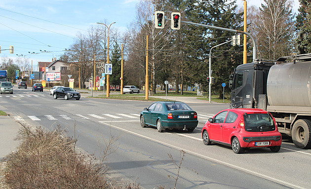 Řidiči se v Jihlavě chytají na semaforu do pasti. Vysvobodí je jízda na červenou
