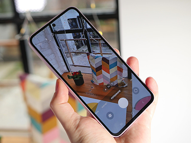 Vítané zlepšení u levnějšího hitu. Nové samsungy fotí obstojně
