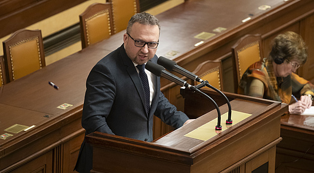 Jurečka couvá. Snazší vyhazovy nebudou, změnit by se ale mohla výpovědní lhůta