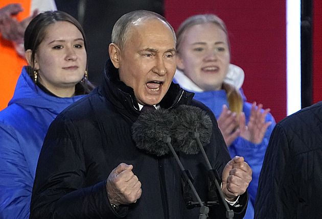 Putin neudržel emoce. Jásal na Rudém náměstí i s poraženými a zpíval hymnu